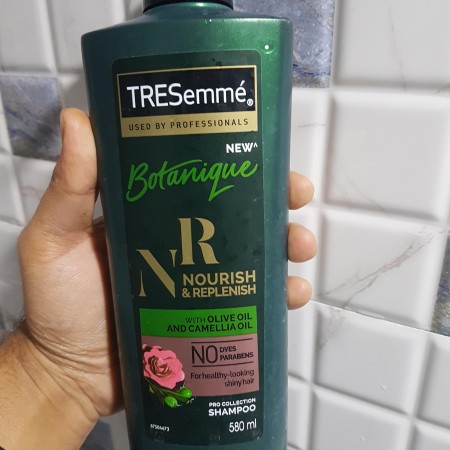 Tresemme Shampoo Botanique Nourish and Replenish 580ml